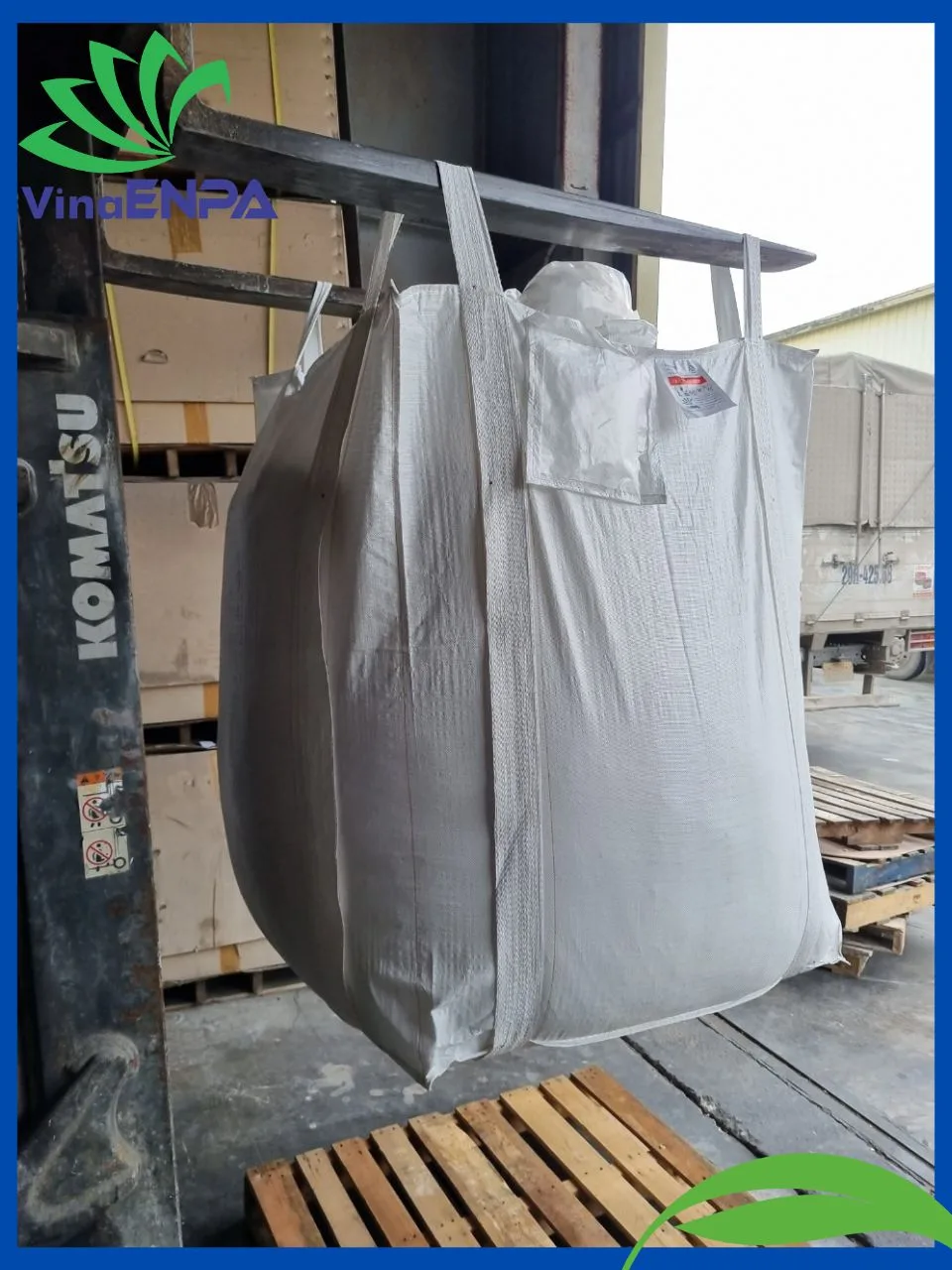 Xe nâng đang bốc xếp bao jumbo tại kho hàng
